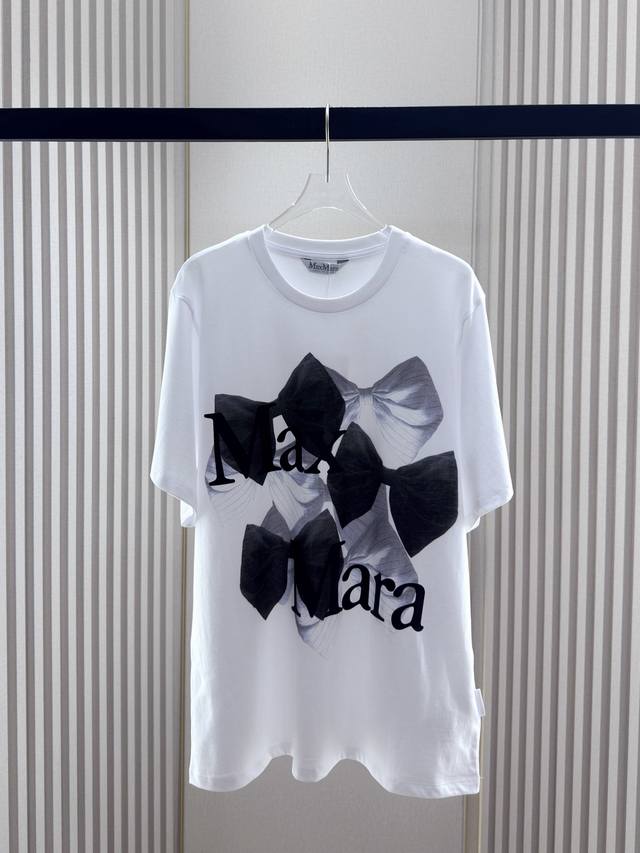 Max-Y， ,Mar*新款蝴蝶结印花短袖T恤 进口斜纹棉材质，透气舒适细腻，质感十足 胸口饰以蝴蝶结印花图案 配合标志性字母徽标元素，彰显品牌调性 上身简约大