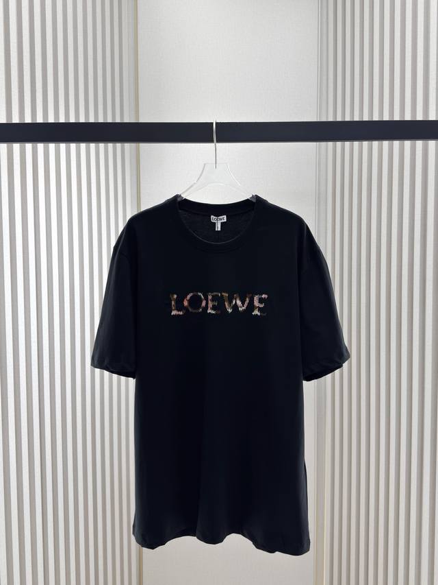 Lo-Y， ,罗意家新款油画字刺绣短袖T恤 轻质纯棉紧密棉面料，质地轻薄并有高度透气性 正面饰有混纺纱线刺绣 多色混纺纱线刺绣工艺的核心材料 由多种不同颜色的纤