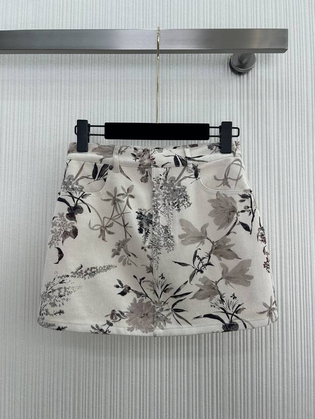 上新啦～ Dio*25春夏度假新品，清新淡雅的水墨印花牛仔半裙，多色Millefiori 图案以柔和精致的色调呈现高级原木色彰显典雅意趣！立体剪裁小A版型百搭