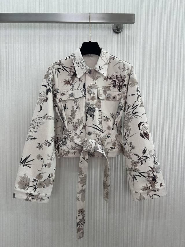 上新啦～Dio*25春夏度假新品，清新淡雅的水墨印花牛仔短款外套，多色Millefiori 图案以柔和精致的色调呈现高级原木色彰显典雅意趣！侧面开叉 系带收腰设