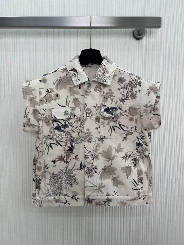 上新啦～Dio*25春夏度假新品，清新淡雅的水墨印花牛仔马甲，多色Millefiori 图案以柔和精致的色调呈现高级原木色彰显典雅意趣！挺括的盖袖与开叉的两侧设