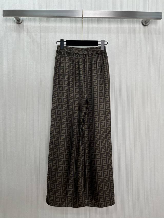 上新啦～Fen* 25新品 经典老花Ff字母印花真丝长裤！100%真丝绸面料。经典松紧腰设计直筒阔腿裤版型百搭不挑人，上身随性帅气，复古又摩登，高级色调印花搭时