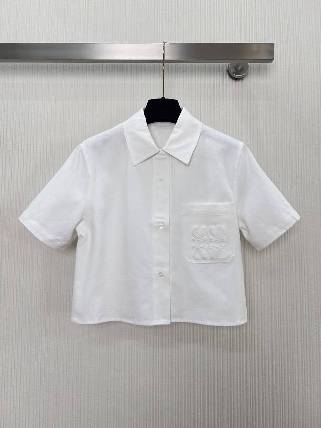 上新啦～Loew*海岛度假Paula’S系列牛仔短袖衬衫。重工艺立体牙刷绣花工艺设计，经典小短款H版型不挑人百搭又时髦！可甜可盐上身超显瘦！进口洗水牛仔面料质感