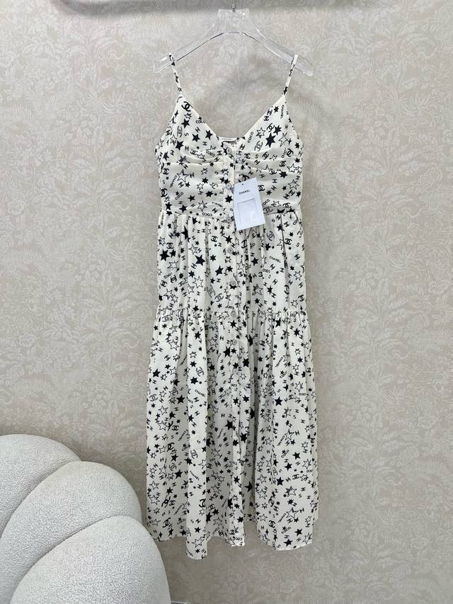Chan*L 25新款小香吊带长裙 小香中古Vintage系五角星双C印花中古纯欲吊带裙 定制双C五金 单排扣设计图无论是日常通勤还是约会出游，这款吊带裙都能让