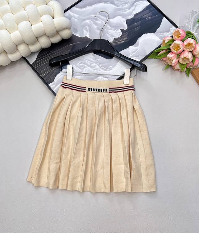 Miumiu嵌花徽标百褶针织半裙，高腰A字百褶设计，自带减龄效果，版型很正！褶裥尽显蓬松灵动，A字版型对身材包容性高，胯宽的姐妹都能轻松拿捏！ 腰围横向双色条纹