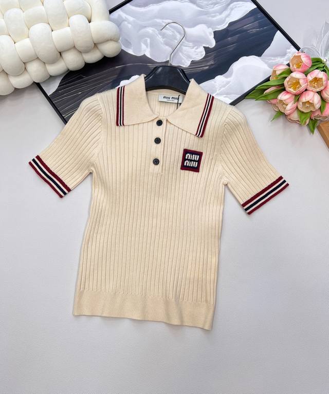 Miumiu翻领字母刺绣针织短袖Polo衫，时尚Polo领搭配定制Miumiu树脂纽扣，精致不单调，舒适实穿！简约又不失单调。宽松的版型，整体是修身弹力，显身材