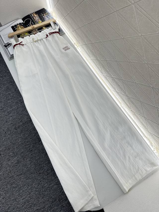 Miumi*2025新品上架 腰带花边阔腿长裤 定制Yb进口人棉材质 质感细腻 垂顺有型 不易皱褶 质感更为高级 阔腿长裤版型 腰身向上呈现立体花苞压褶状 配合