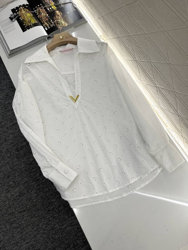 Valentin*2025新品上架 绣花廓形衬衣短裤套装 定制Yb斜纹全棉材质 绣花工艺处理 质感细腻 品相高级 翻领衬衫短裤套装 翻领配合深V开襟 V字品牌徽