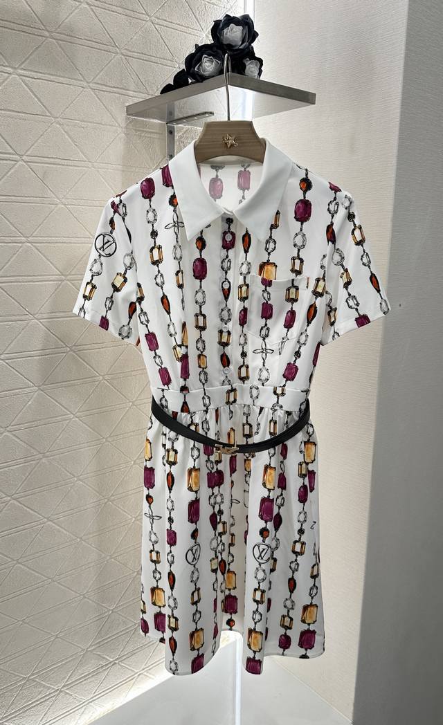 Louis Vuitto*2025新品上架 印花腰带连衣裙 定制Yb进口斜纹稠材质 质感光泽 垂顺有型 腰带连衣裙剪裁 通体满印竖状分布宝石和字母徽标元素 呼应