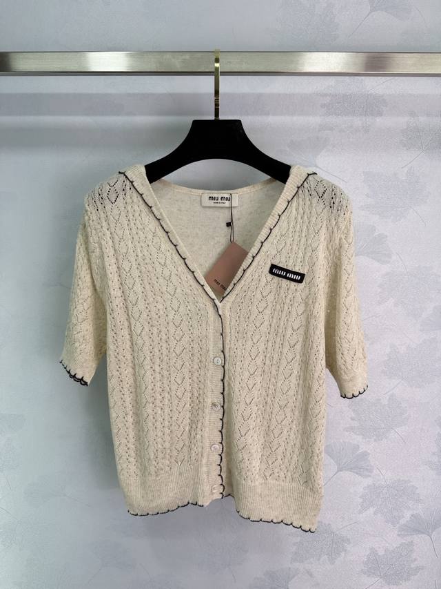 Miumiu2025春夏针织开衫，V领设计，黑色蕾丝边点缀，胸前Logo点缀 展示品牌调性 百搭款式不挑年龄肤色 上身适配减龄时髦风格 1色3码Sml T226