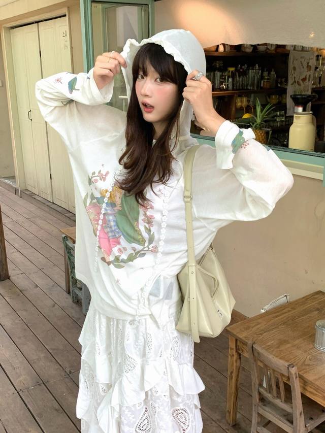 Yana* 25Ss春夏新款 树叶包裹的女孩连帽防晒长袖T恤丨独家高版出品！主打一个舒适感！不仅一眼心动 上身也是敲惊艳 度假氛围感拉满了～夏天当防晒穿完全没有