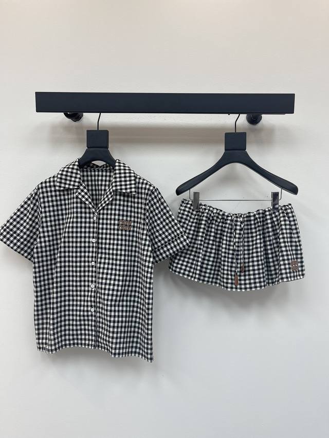 Miumi* 25春夏新款 黑白小格子短袖衬衫＋花苞蓬蓬半裙 带三角裤 定制轻薄色织格子棉布面料，平整细腻布面，亲肤透气不易皱，质感超好！半裙双层工艺设计，抽绳