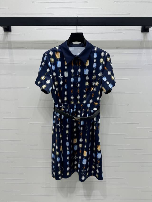 上新原单高端品质Louis Vui*Ton 2025春夏最新系列！宝石链条印花腰带短袖连衣裙！定制进口斜纹稠材质 质感光泽 垂顺有型 翻领短袖裙剪裁 通体满铺竖