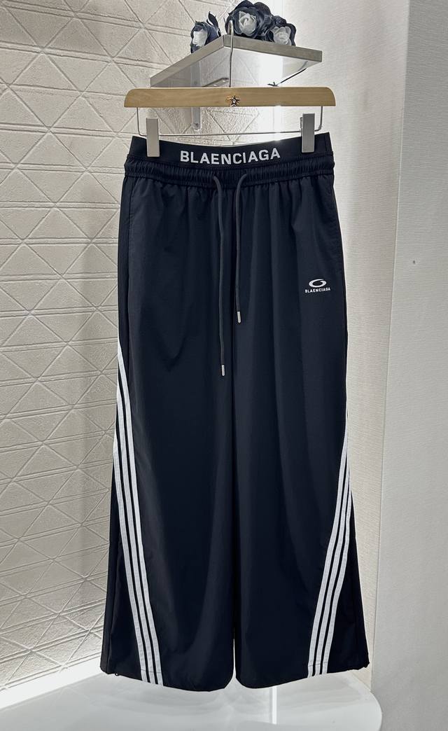 Blabciag*2025新品上架 抽绳织带阔腿长裤 定制Yb进口棉纶材质 质感柔软亲肤 垂顺舒适 弹力抽绳阔腿长裤裁剪 对称口袋配合侧腿延伸至裤脚的条纹轮廓