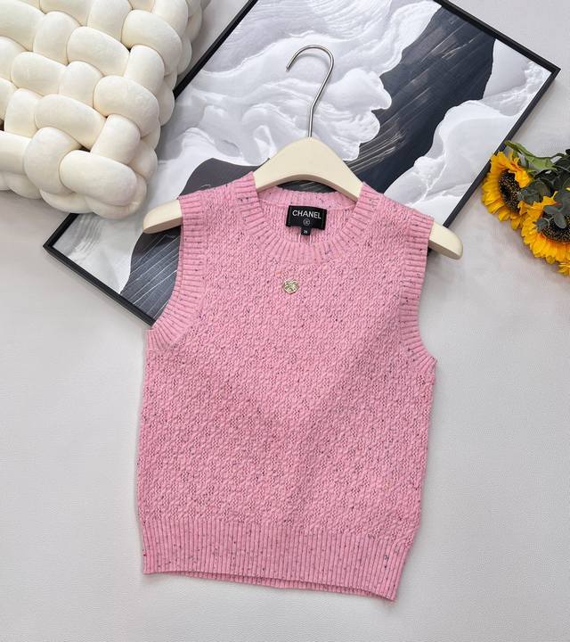 Chanel2025新款树叶装饰针织背心，定制Yb羊绒纱线织造 柔软亲肤 舒适有型 圆领背心版型 领口调节恰当露肤 美化头肩比例更显瘦 三色可选 搭配规律复古钩