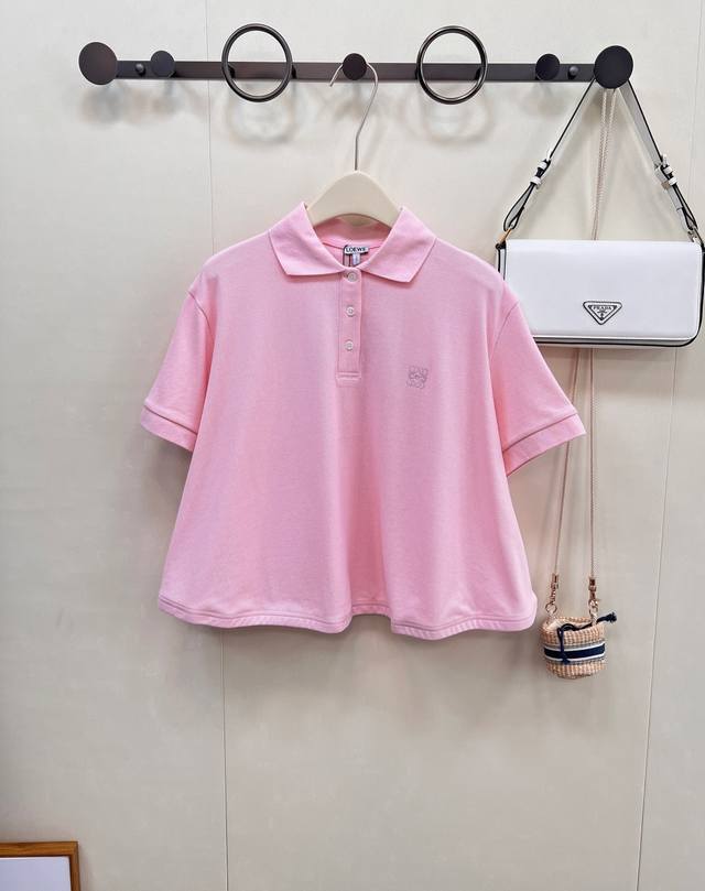 Loewe新款刺绣Logo Polo衫 ，棉质珠地布打造，透气不闷汗，日常好穿又高级 经典翻领设计藏着小心机 罗纹针织领，显瘦又有质感；胸前Anagram刺绣L