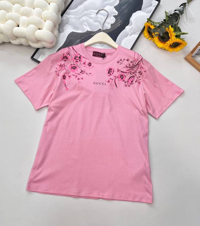 Gucci2025新款花卉字母印花圆领短袖T恤，定制Yb原生全棉材质 透气舒适 质感十足 宽松短袖T恤裁剪 凸显品牌格调 采用克重纯棉制成 垂坠感十足 呈现显瘦