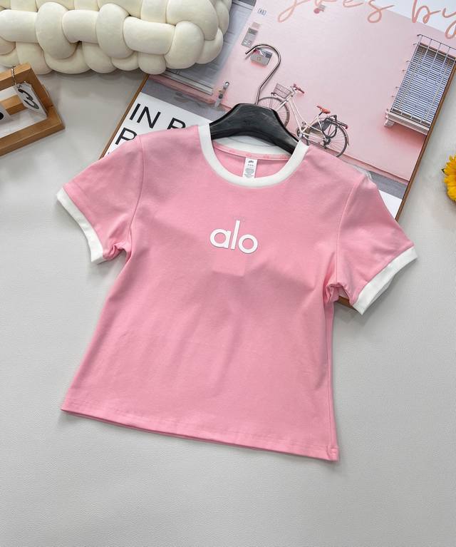 Alo 简约字母立体胶印短袖T恤， 采用全棉单面平纹面料 棉质柔软舒适且轻薄透气 定制撞色包边工艺 气质少女风 减龄又时髦单品！ 简约高辨识度 复古时髦又百搭