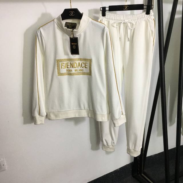 款号 6923 Fend* X Versace*新款运动套装，金线刺绣字母半拉链立领长袖套头卫衣+松紧腰束脚休闲长裤，白色，黑色，Sml， M码；肩宽37，胸围