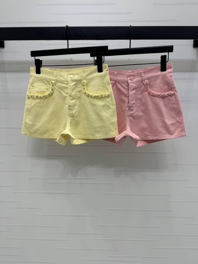 上新原单高端品质Gucc* 2025春夏新款系列！重工牛仔短裤！定制斜纹棉牛仔材质 透气性佳 柔软亲肤 高腰系扣牛仔短裤版型 酵素水洗工艺处理 打造粉色黄色双色