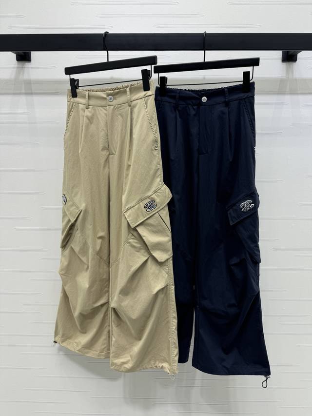 上新原单高端品质 Chane* 2025春夏最新系列！口袋工装长裤！定制进口轻纺尼龙材质 质感高级 挺括有型 侧边斜大翻盖口袋设计 工装风格尽显帅气格调 品牌字