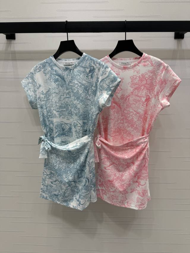 上新原单高端品质 Dio* 2025春夏新款系列！短袖印花短袖裙！定制进口棉府绸材质 质感光泽 透气好穿 圆领短袖连衣裙 裙身通体满印动植物丛林图案 大小错落栩