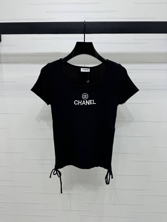 上新原单高端品质 Chane* 2025春夏最新系列！刺绣徽标针织短袖！定制冰丝针织材质 质感高级舒适 方圆领针织短袖上衣剪裁 通体竖纹肌理 配合胸前刺绣字母徽