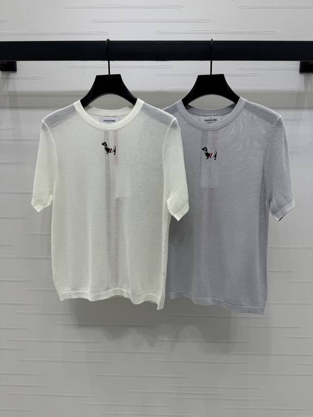 上新原单高端品质 Thom Brown* 2025春夏最新系列！镂空小狗圆领针织短袖！定制Yb针织材质织造 舒适柔软 质感十足 通体素色打底配合小狗图案装饰 可
