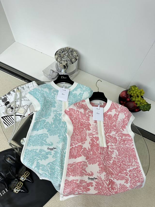 25Ss 今年超美的半拉链针织裙 H版型 简直“氛围作弊器” 不挑身材 折肉显瘦 一健拿捏松弛感1 Size S M L
