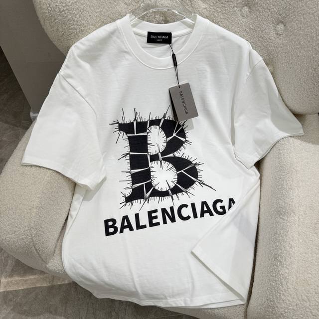 Balenciaga巴黎世家 25Ss夏季巴黎260克短T 前副一幅黑白插图 用粗体、风格化的字体展示了字母“B”和“Balenciaga” 这些字母以某种方式