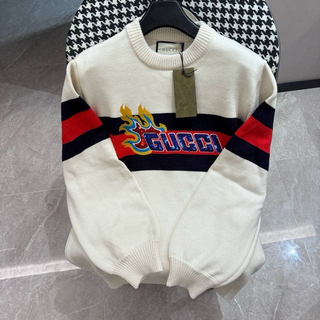 Guccl古驰 独家首发 原单品质 Guc*I 24秋冬新品 美式学院风复古圆领毛衣 胸前互扣双G火焰字母毛巾绣Logo 肩上四颗扣子可结开 胸前Logo手工定