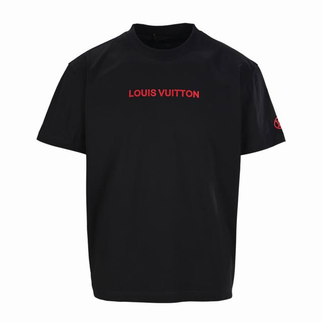 高版本 Louis Vuitton Lv 植绒字母短袖T恤 采用 G纯棉布料，通过静电植绒技术，将超细纤维紧密植入面料，打造出立体绒感表面。 品牌Logo重工，