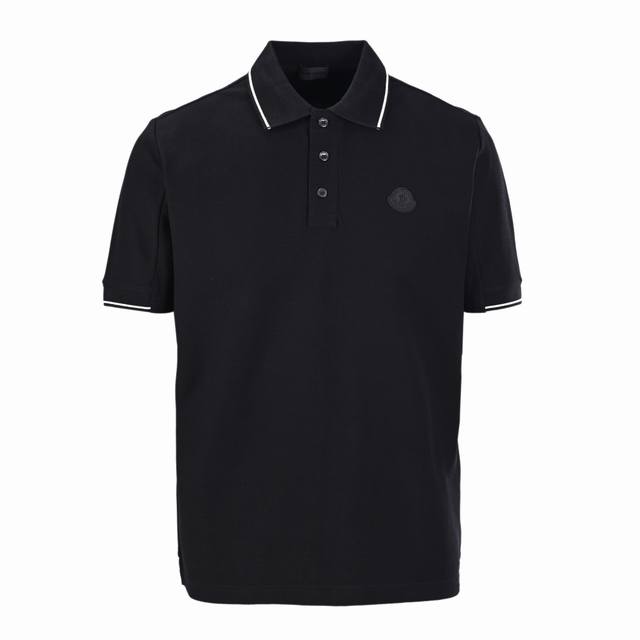 高版本 Moncler蒙口Mc 小标短袖Polo衫 原版5100购入，采用 G高端珠地面料，胸前饰有经典硅胶标识，贝壳纽扣刻有蒙家英文字母。袖子叉开拼接，领子定
