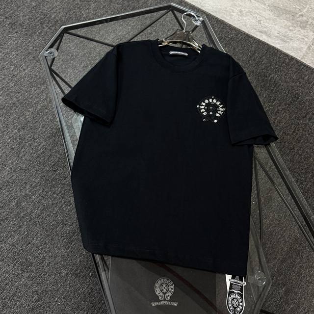 Chrome Hearts克罗心 25款高版本 面料采用300克高密度纯棉 不变形 不缩水 三标齐全 男女同款 工艺：进口烫钻 颜色：白色 黑色 墨绿 Size