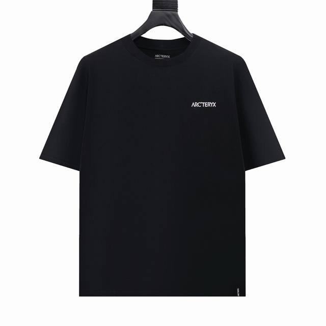 Arc’ Teryx始祖鸟Arc25Ss 胸前印花拉浆短袖T恤 采用60支双股，270G全棉面料。上身透气，绝不起球，手感柔软舒适，全衣平车走线立体剪裁。胸前L