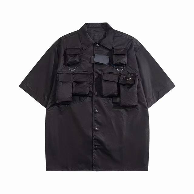 Prad*普拉达 24Ss 战地机能风多口袋工装衬衫短袖 选用标志性的创新再生尼龙 Re-Nylon 打造 搭配保龄球领 彰显实用而现代的风采 小巧实用的口袋为