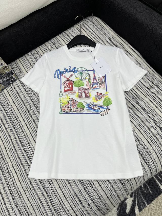 爆款现货 原单品质 Dio*｜2025新品圆领印花 定制Yb全棉材质 重工工艺 透气舒适 质感十足 常规短袖T恤裁剪 凸显品牌格调 采用克重纯棉制成 略带有弹力
