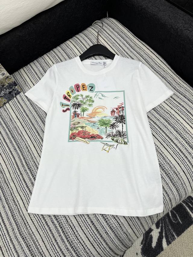爆款现货 原单品质 Dio*｜2025新品圆领印花烫钻 定制Yb全棉材质 重工工艺 透气舒适 质感十足 常规短袖T恤裁剪 凸显品牌格调 采用克重纯棉制成 略带有