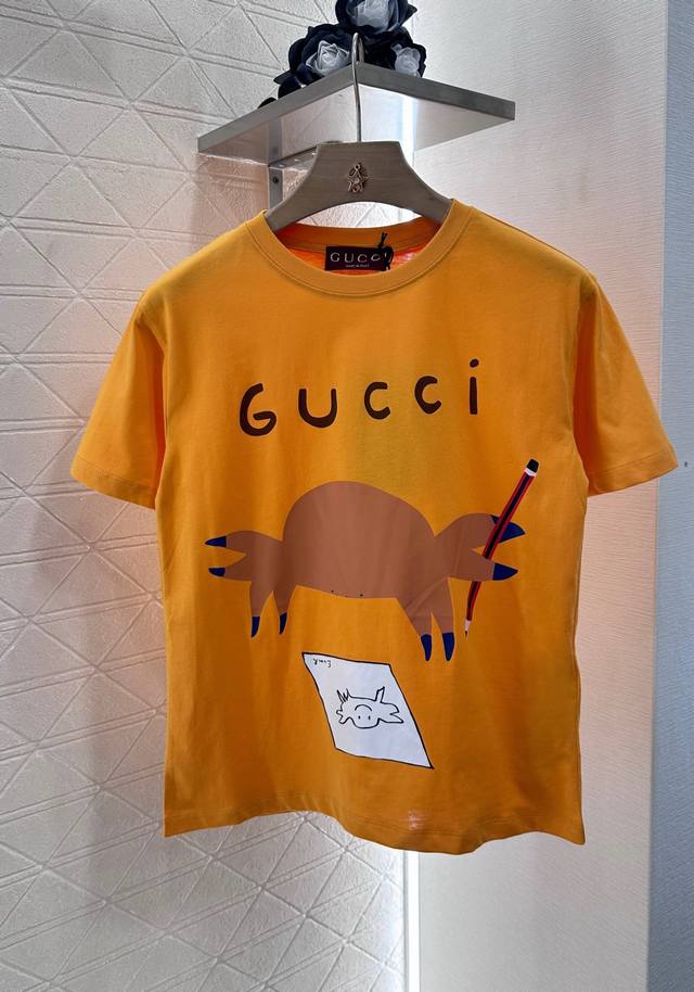 Gucc*2025新品上架 童趣印花圆领 定制Yb原生全棉材质 透气舒适 质感十足 修身短袖T恤裁剪 凸显品牌格调 采用克重纯棉制成 垂坠感十足 呈现显瘦视觉效