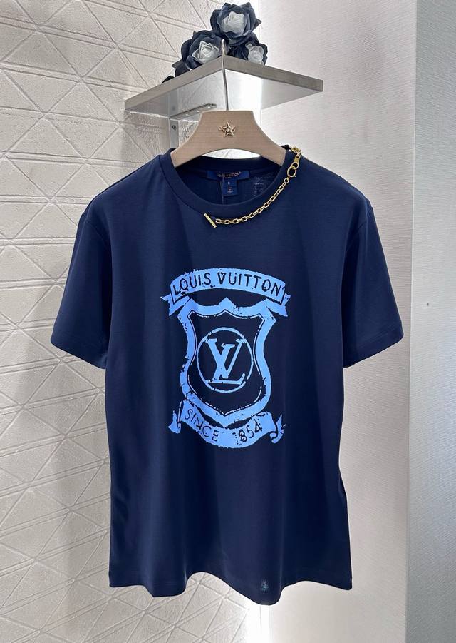 Louis Vuitto*2025新品上架 印花链条 定制Yb进口棉府绸材质 透气舒适 质感十足 常规短袖T恤裁剪 凸显品牌格调 采用克重纯棉制成 略带有弹力