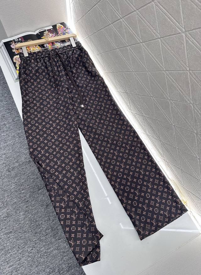 Louis Vuitto*2025新品上架 印花抽绳长裤 定制Yb进口斜纹稠材质 质感光泽 垂顺舒适 弹力抽绳阔腿长裤设计 通体满印四叶草元素和字母图案 经典棕