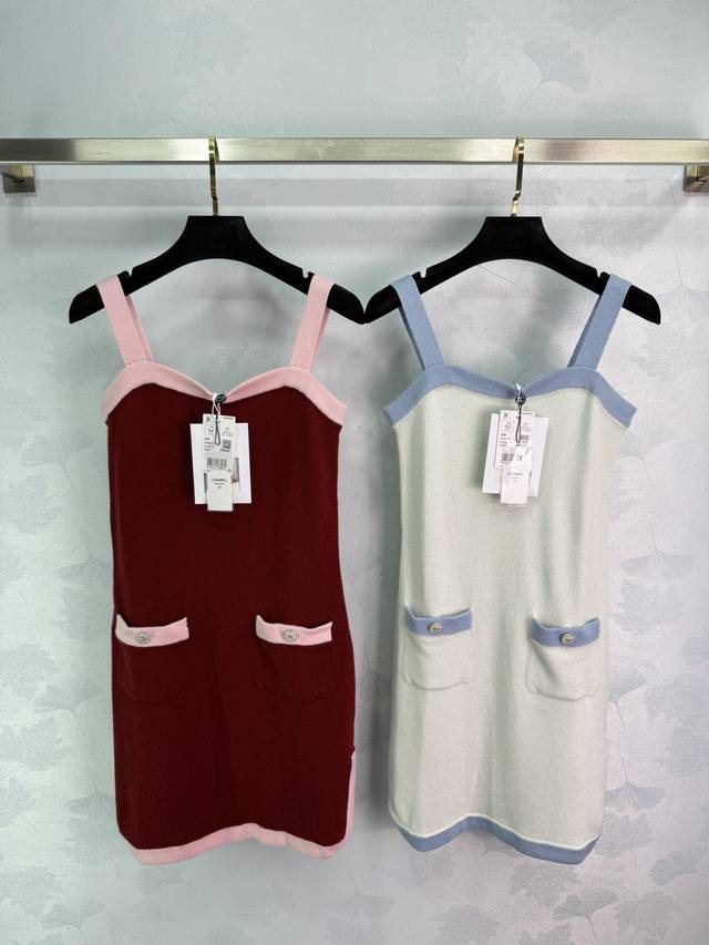 Ch*2025春夏新款撞色针织吊带连衣裙 定制Yb羊绒纱线织造 质感光泽 舒适亲肤 平口吊带连衣裙 通体细密钩织纹理设计 胸前肩带和下摆轮廓包边与大身颜色相异