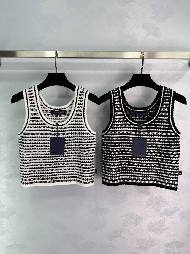 Lou* 沙滩度假系列，25春夏新品 几何波浪纹圆领针织背心 经典黑白配色低调奢华，短款修身版型超级显身材，气质名媛少女减龄单品。有弹力，上身很显气质又洋气！白
