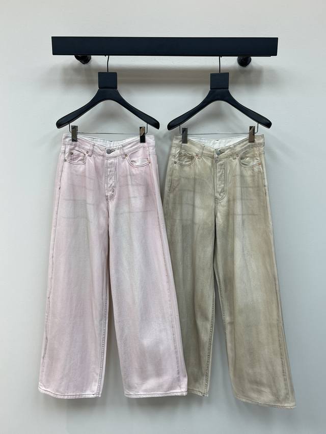 Acne Studios脏脏粉1981新款牛仔裤 这款牛仔裤采用了高织高密的斜纹面料，水洗对色超级好看的浅粉色系，让人一眼就爱上。而且，它的材质柔软亲肤，质感一