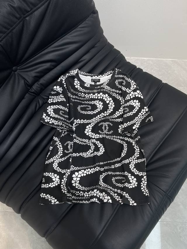 Chanel 小香新款圆领印花短袖T恤C定制丝光全棉材质，透气舒适，质感十足 通体活性满印不规则错落山茶花图案 穿插双C徽标，凸显品牌格调 纷繁复杂的视觉效果，
