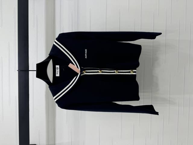 上新原单高端品质 Miumi*2025春夏最新系列！披肩领针织长袖开衫！定制丝毛纱线织造 细腻肌理 柔软舒适 前襟延伸至披肩条纹包边彰显浪漫海军风 增添俏皮甜美