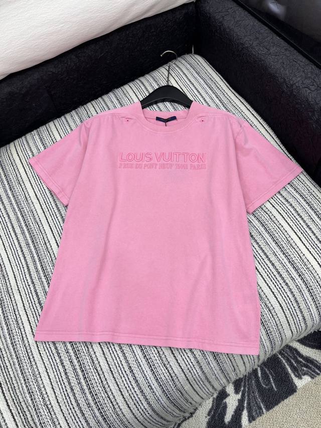 爆款现货 原单品质 Lv*｜精致重工洗水刺绣T恤 高订面料 工艺款 亲肤透气舒适 标志性字母图案低调奢华 减龄少女时代！白富美必备神器！ 经典版型百搭不挑人 强