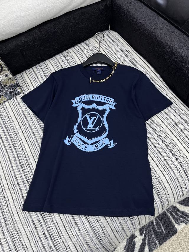 爆款现货 原单品质 Lv*｜2025新品肩部拉链装饰百搭T恤 定制Yb全棉材质 透气舒适 质感十足 常规短袖T恤裁剪 凸显品牌格调 采用克重纯棉制成 呈现显瘦视