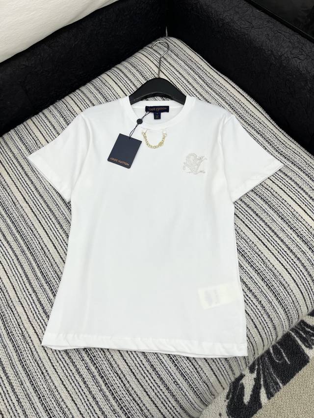 爆款现货 原单品质 Lv*｜2025新品圆领镂空绣花装饰 定制Yb全棉材质 透气舒适 质感十足 常规短袖T恤裁剪 凸显品牌格调 采用克重纯棉制成 呈现显瘦视觉效