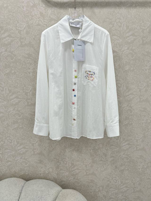Chane*L小香25新款衬衣 棉+亚麻面料 定制海星彩钻五金 没有什么理由可以拒绝它 可A可乖的风格，版型属于谁都好驾驭的，日常通勤穿什么的都是很Ok的，不挑